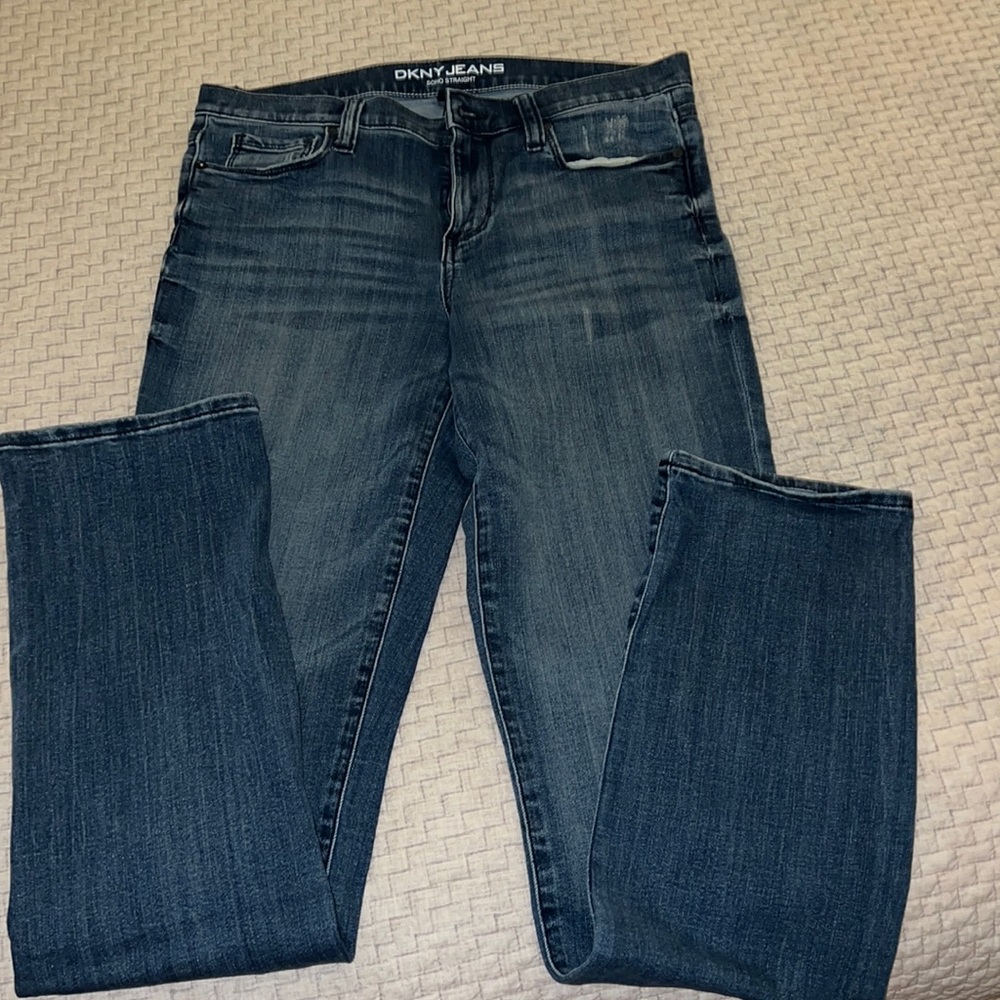 DKNY JEANS size 6/32. Straigh leg in medium blue with some light wash